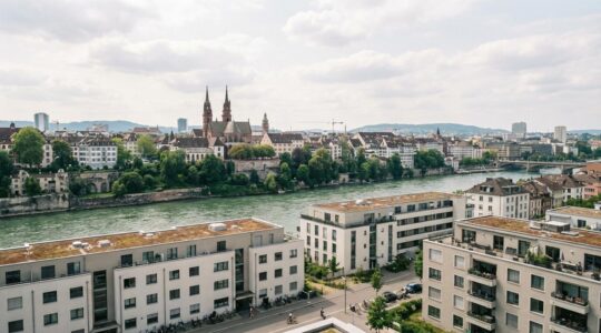 Panoramablick auf Basel mit Rhein und gemischter Wohnarchitektur zur Illustration der Immobilienpreise